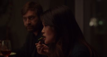 Movie still from “Tully” (2018), directed by Jason Reitman – A woman holding a piece of food in front of a man; Close Up shot, Over the shoulder angle