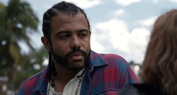 Movie still from “Velvet Buzzsaw” (2019), directed by Dan Gilroy – A person with a beard; Close Up shot, Over the shoulder angle