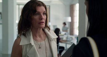 Movie still from “Velvet Buzzsaw” (2019), directed by Dan Gilroy – A person wearing a white jacket; Close Up shot, Low angle