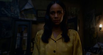 Movie still from “Velvet Buzzsaw” (2019), directed by Dan Gilroy – A woman in a yellow shirt is standing in a room; Close Up shot, Low angle