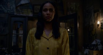 Movie still from “Velvet Buzzsaw” (2019), directed by Dan Gilroy – A woman in a yellow shirt standing in front of a window; Close Up shot, Low angle