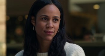 Movie still from “Velvet Buzzsaw” (2019), directed by Dan Gilroy – A person with long black hair; Close Up shot, Over the shoulder angle