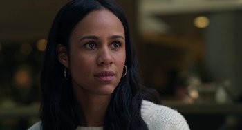 Movie still from “Velvet Buzzsaw” (2019), directed by Dan Gilroy – A person with long black hair; Close Up shot, Over the shoulder angle