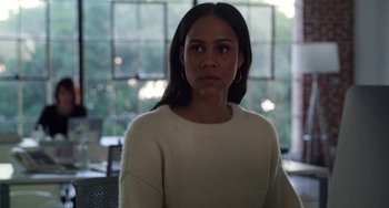 Movie still from “Velvet Buzzsaw” (2019), directed by Dan Gilroy – A woman in a white sweater is looking at the camera; Close Up shot, Over the shoulder angle