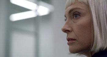 Movie still from “Velvet Buzzsaw” (2019), directed by Dan Gilroy – A person's face with white hair; Close Up shot, Low angle