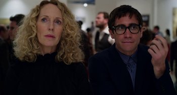 Movie still from “Velvet Buzzsaw” (2019), directed by Dan Gilroy – A man and a woman sitting next to each other in a room; Close Up shot, Over the shoulder angle