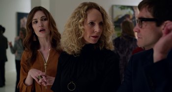 Movie still from “Velvet Buzzsaw” (2019), directed by Dan Gilroy – Two women standing next to each other in a room; Medium shot, Over the shoulder angle