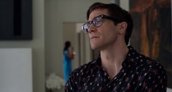 Movie still from “Velvet Buzzsaw” (2019), directed by Dan Gilroy – A man wearing glasses looking up into the sky; Close Up shot, Over the shoulder angle