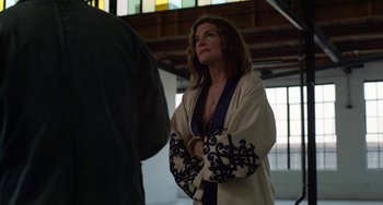 Movie still from “Velvet Buzzsaw” (2019), directed by Dan Gilroy – A woman standing in front of another person; Medium shot, Over the shoulder angle