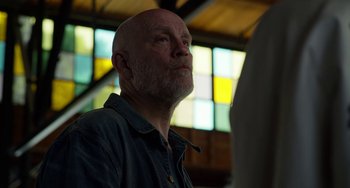 Movie still from “Velvet Buzzsaw” (2019), directed by Dan Gilroy – An older man with a goatee looking upward; Close Up shot, Low angle