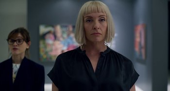 Movie still from “Velvet Buzzsaw” (2019), directed by Dan Gilroy – A woman with blonde hair wearing a black shirt; Close Up shot, Low angle