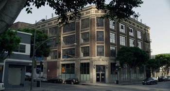 Movie still from “Velvet Buzzsaw” (2019), directed by Dan Gilroy – A building that has a lot of windows in it; Extreme Wide shot, High angle