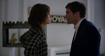 Movie still from “Velvet Buzzsaw” (2019), directed by Dan Gilroy – A man and a woman standing next to each other in a room; Medium shot, Low angle