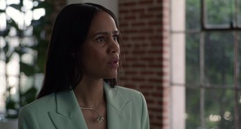 Movie still from “Velvet Buzzsaw” (2019), directed by Dan Gilroy – A woman wearing a green jacket; Close Up shot, Over the shoulder angle