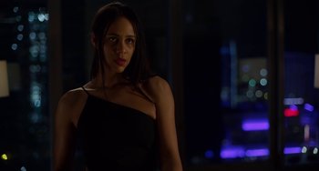 Movie still from “Velvet Buzzsaw” (2019), directed by Dan Gilroy – A beautiful young lady standing in a dark room; Close Up shot, Over the shoulder angle