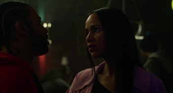 Movie still from “Velvet Buzzsaw” (2019), directed by Dan Gilroy – A woman is standing in a dark room with a man; Close Up shot, Over the shoulder angle