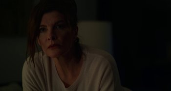 Movie still from “Velvet Buzzsaw” (2019), directed by Dan Gilroy – A person sitting in a chair; Close Up shot, Over the shoulder angle