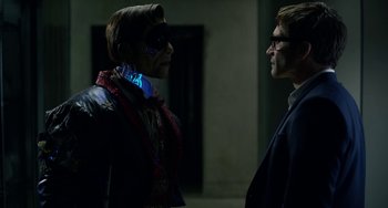 Movie still from “Velvet Buzzsaw” (2019), directed by Dan Gilroy – Two men standing next to each other in the dark; Close Up shot, Over the shoulder angle