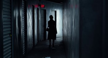 Movie still from “Velvet Buzzsaw” (2019), directed by Dan Gilroy – A woman is walking down a dark alley way; Wide shot, Low angle