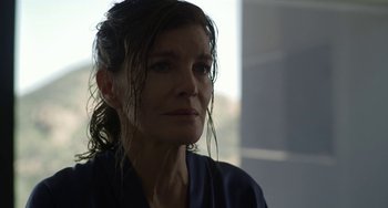 Movie still from “Velvet Buzzsaw” (2019), directed by Dan Gilroy – A person with wet hair; Close Up shot, Over the shoulder angle