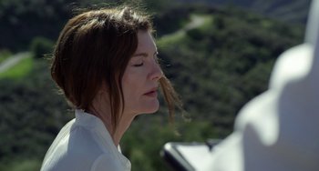 Movie still from “Velvet Buzzsaw” (2019), directed by Dan Gilroy – A person with their eyes closed; Close Up shot, Low angle