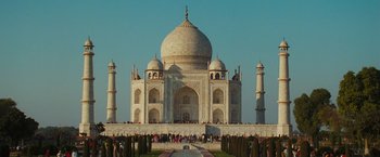 Movie still from “Slumdog Millionaire” (2008), directed by Danny Boyle – A group of people standing in front of a large building; Extreme Wide shot, Low angle