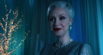 Movie still from “Wednesday” (2022), created by Miles Millar – A person with short white hair; Close Up shot, Over the shoulder angle