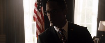 Movie still from “White House Down” (2013), directed by Roland Emmerich – A person wearing a suit and tie; Close Up shot, Over the shoulder angle