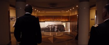 Movie still from “White House Down” (2013), directed by Roland Emmerich – People are standing in front of a black van; Wide shot, Over the shoulder angle