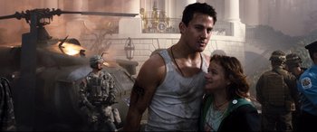 Movie still from “White House Down” (2013), directed by Roland Emmerich – A man and a woman standing next to each other in front of a building; Medium shot, Low angle