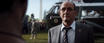 Movie still from “White House Down” (2013), directed by Roland Emmerich – A man in a suit and tie standing in front of a helicopter; Close Up shot, Over the shoulder angle