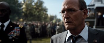 Movie still from “White House Down” (2013), directed by Roland Emmerich – A man in a suit and tie standing in front of a group of people; Close Up shot, Over the shoulder angle