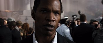 Movie still from “White House Down” (2013), directed by Roland Emmerich – A man's face in front of a group of onlookers; Close Up shot, Low angle