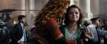 Movie still from “White House Down” (2013), directed by Roland Emmerich – Two women standing next to each other in front of a building; Medium shot, Low angle