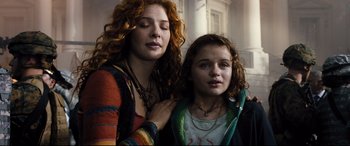 Movie still from “White House Down” (2013), directed by Roland Emmerich – A woman and a young girl standing next to each other in front of a building; Close Up shot, Low angle