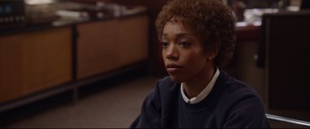 Movie still from “Whitney Houston: I Wanna Dance with Somebody” (2022), directed by Kasi Lemmons – A woman sitting in a room looking at the camera; Close Up shot, Over the shoulder angle