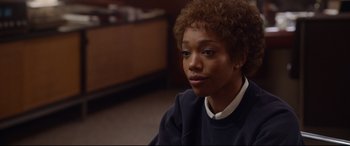Movie still from “Whitney Houston: I Wanna Dance with Somebody” (2022), directed by Kasi Lemmons – A person sitting on the floor; Close Up shot, Over the shoulder angle