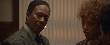 Movie still from “Whitney Houston: I Wanna Dance with Somebody” (2022), directed by Kasi Lemmons – A man and a woman standing next to each other in a room; Close Up shot, Over the shoulder angle