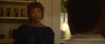 Movie still from “Whitney Houston: I Wanna Dance with Somebody” (2022), directed by Kasi Lemmons – A woman standing next to a wall in front of a mirror; Close Up shot, Over the shoulder angle