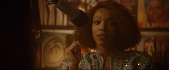 Movie still from “Whitney Houston: I Wanna Dance with Somebody” (2022), directed by Kasi Lemmons – A person holding a hair dryer; Close Up shot, Over the shoulder angle