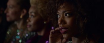 Movie still from “Whitney Houston: I Wanna Dance with Somebody” (2022), directed by Kasi Lemmons – Two women sitting next to each other in a room; Close Up shot, Over the shoulder angle