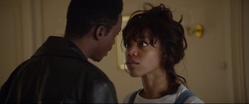 Movie still from “Whitney Houston: I Wanna Dance with Somebody” (2022), directed by Kasi Lemmons – A man and a woman face to face in front of a window; Close Up shot, Over the shoulder angle