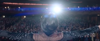 Movie still from “Whitney Houston: I Wanna Dance with Somebody” (2022), directed by Kasi Lemmons – A woman is standing in front of an audience; Medium shot, Low angle