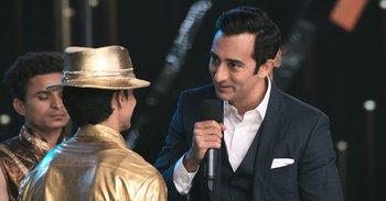 Movie still from “Yeh Ballet” (2020), directed by Sooni Taraporevala – A man in a suit is talking to a man in a hat; Medium shot, Over the shoulder angle