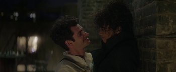 Movie still from “tick, tick... BOOM!” (2021), directed by Lin-Manuel Miranda – A man and a woman standing next to each other; Close Up shot, Over the shoulder angle