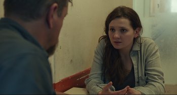 Movie still from “Stillwater” (2021), directed by Tom McCarthy – A man and a woman are talking to each other; Close Up shot, Over the shoulder angle