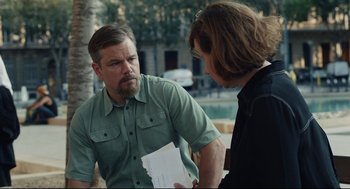 Movie still from “Stillwater” (2021), directed by Tom McCarthy – A man and a woman are talking to each other; Medium shot, Over the shoulder angle