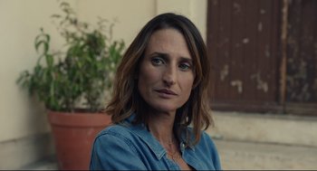 Movie still from “Stillwater” (2021), directed by Tom McCarthy – A person wearing a blue shirt; Close Up shot, Over the shoulder angle