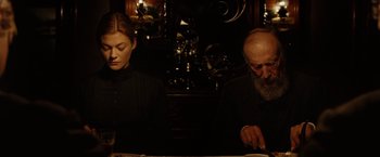Movie still from “The Assassination of Jesse James by the Coward Robert Ford” (2007), directed by Andrew Dominik – A man and a woman sitting at a dinner table; Medium shot, Over the shoulder angle
