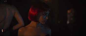 Movie still from “The Batman” (2022), directed by Matt Reeves – A woman with red hair is looking to her left; Close Up shot, Over the shoulder angle